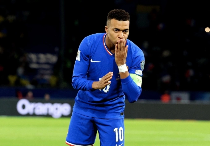Mbappe mừng bàn trong trận Pháp 4-0 Ukraine ở vòng loại World Cup tối 13/11, trên sân Parc des Princes, Paris, Pháp. Ảnh: LP