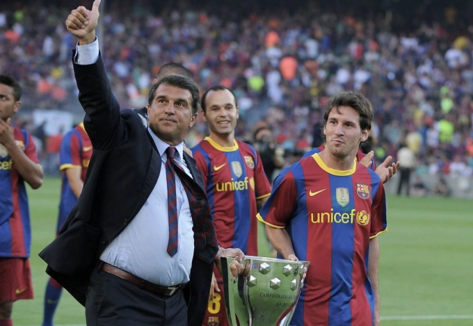 Chủ tịch Joan Laporta (trái) và Lionel Messi ăn mừng chức vô địch La Liga 2009-2010 tại Camp Nou. Ảnh: Marca