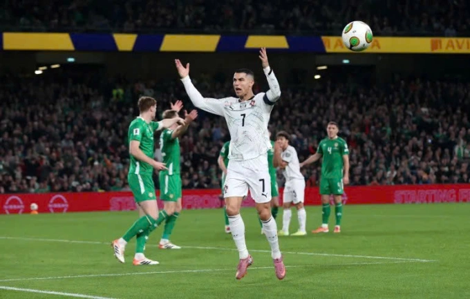 Ronaldo trong trận gặp Ireland ở Dublin. Ảnh: AFP