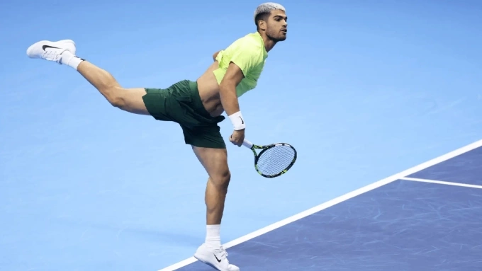 Alcaraz giao bóng trong trận gặp Musetti, tại nhà thi đấu Inalpi Arena, Turin, Italy hôm 13/11. Ảnh: Reuters