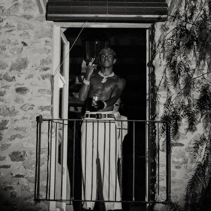 Yamal đứng trên ban công nhảy múa và dùng đồ uống trong bữa tiệc sinh nhật hồi tháng 7/2025. Ảnh: Instagram / Lamine Yamal