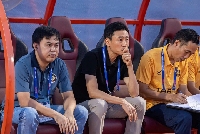 HLV Choi Won-kwon (áo đen) trong trận Thanh Hóa hòa Becamex TP HCM 1-1 ở vòng 7 V-League 2025-2026, trên sân Thanh Hóa ngày 2/10/2025. Ảnh: Thanh Hóa FC