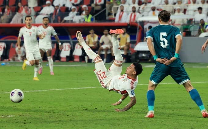 Tiền đạo gốc Brazil Bruno (số 21) dứt điểm hụt trong trận UAE hòa Iraq 1-1 trên sân nhà ngày 13/11. Ảnh: Reuters