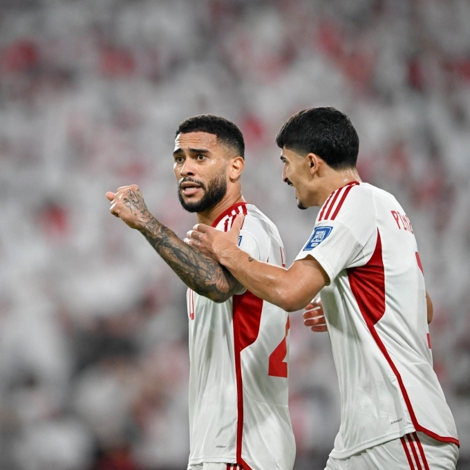 Hậu vệ Pimenta (phải) chia vui với Luanzinho (trái) - tiền vệ ghi bàn cho UAE trước Iraq. Cả hai đều là những cầu thủ gốc Brazil nhập tịch và sang chơi ở UEA từ trước tuổi 18. Ảnh: UAENT