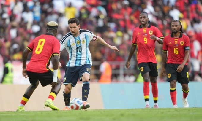 Messi (giữa) đi bóng trong trận giao hữu Angola 0-2 Argentina ở Luanda, Angola tối 14/11. Ảnh: AFA