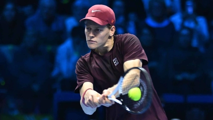 Sinner đánh trái tay trong trận gặp Zverev, tại nhà thi đấu Inalpi Arena, Turin, Italy hôm 12/11. Ảnh: Reuters