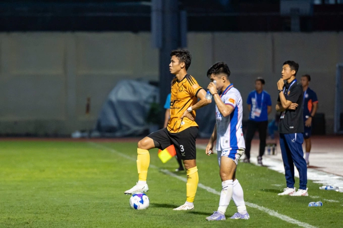 Trung vệ CLB Thanh Hóa Quế Ngọc Hải (áo vàng) thi đấu trong trận hòa Đà Nẵng 1-1 ở vòng 1 V-League 2025-2026, trên sân Thanh Hóa ngày 17/8/2025. Ảnh: VPF