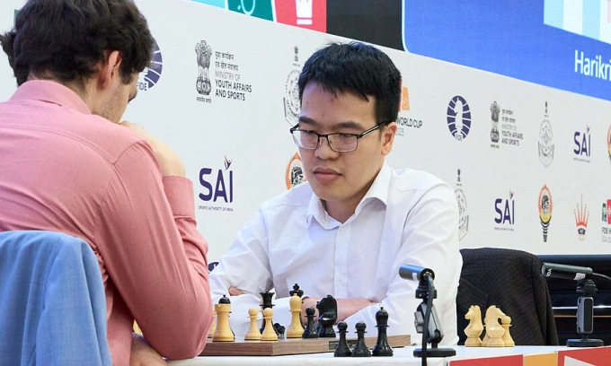 Quang Liêm trong một ván đấu tie-break với Donchenko. Ảnh: FIDE