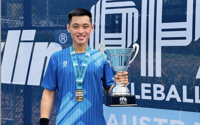 Trương Vinh Hiển bên Cup vô địch Pro Men’s Singles PPA Tour Australia 2025, tại Melbourne sáng 16/11.
