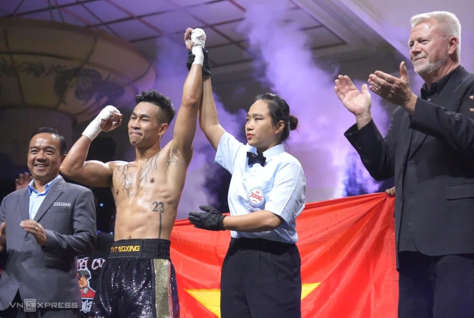 Trọng tài công nhận chiến thắng knock-out cho võ sĩ Trần Văn Thảo trước Kwanchai Pliankhunthod hạng cân 56kg, ở sự kiện Ho Tram Legendary, tối 15/11. Ảnh: Phương Quyên