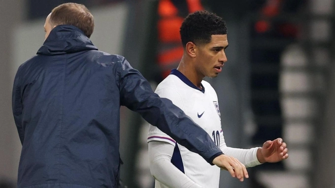 Bellingham mang vẻ thất vọng sau khi phải rời sân trong trận Anh thắng Albania ở vòng loại World Cup 2026, diễn ra trên sân Kombetare,Tirana ngày 16/11/2025. Ảnh: BBC