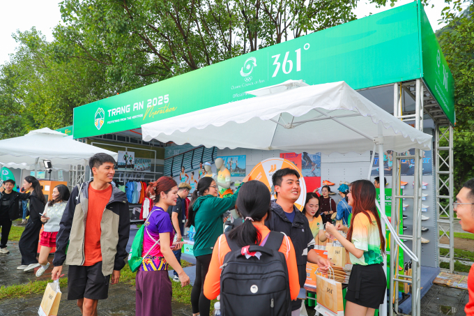 Runner tham gia các hoạt động tương tác tại khu trải nghiệm thương hiệu. Ảnh: 361° Sports