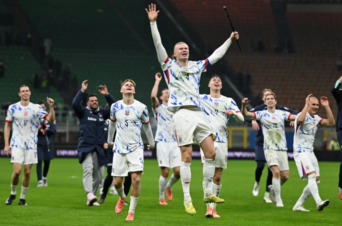 Erling Haaland cùng đồng đội ăn mừng tấm vé dự World Cup 2026, sau trận thắng Italy 4-1 trên sân San Siro, Milan, Italy ngày 16/11. Ảnh: VG