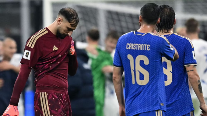 Gianluigi Donnarumma (trái) thất vọng sau trận. Ảnh: Sportmediaset