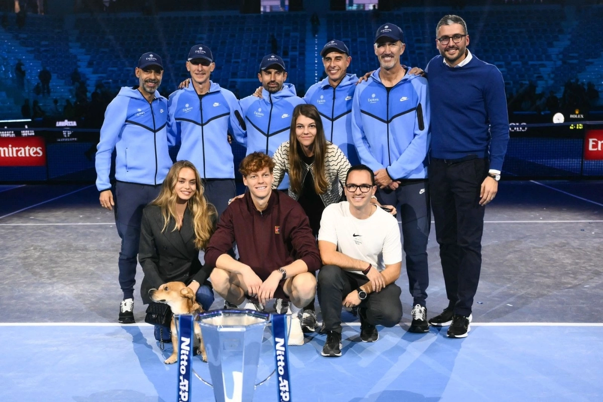 Sinner và Hasanovic chụp ảnh cùng đội ngũ sau chức vô địch ATP Finals Laila Hasanovic cùng Jannik Sinner