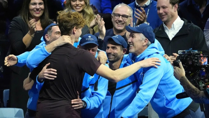 HLV Sinner tiết lộ cách học hỏi từ 'Big 3' HLV Cahill (phải) cùng đội ngũ chia vui với Sinner, sau trận chung kết ATP Finals trên sân Inalpi Arena, Turin, Italy tối 16/11. Ảnh: Reuters