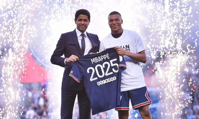 Chủ tịch PSG Al-Khelaifi công bố hợp đồng mới cùng Mbappe Chủ tịch PSG Al-Khelaifi và Mbappe công bố hợp đồng mới hiệu lực tới 2025 trên sân Parc des Princes trước trận tiếp Metz ở vòng hạ màn Ligue 1 ngày 21/5/2022.