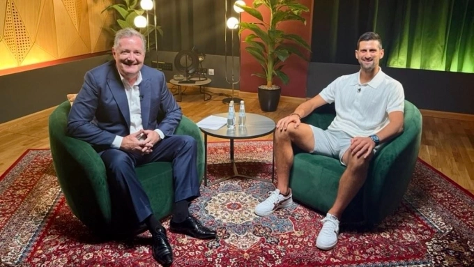 Djokovic toan tính gì khi rời bỏ quê hương Serbia? Djokovic (phải) và MC Piers Morgan trong buổi phỏng vấn mới được đăng tải hôm 11/11. Ảnh: Sports Mail