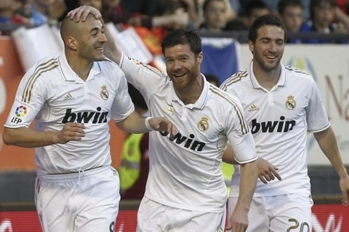 Benzema (trái) chia vui với Xabi Alonso (giữa) thời cả hai còn là đồng đội ở Real Madrid. Benzema (trái) chia vui với Xabi Alonso (giữa) thời cả hai còn là đồng đội ở Real Madrid.