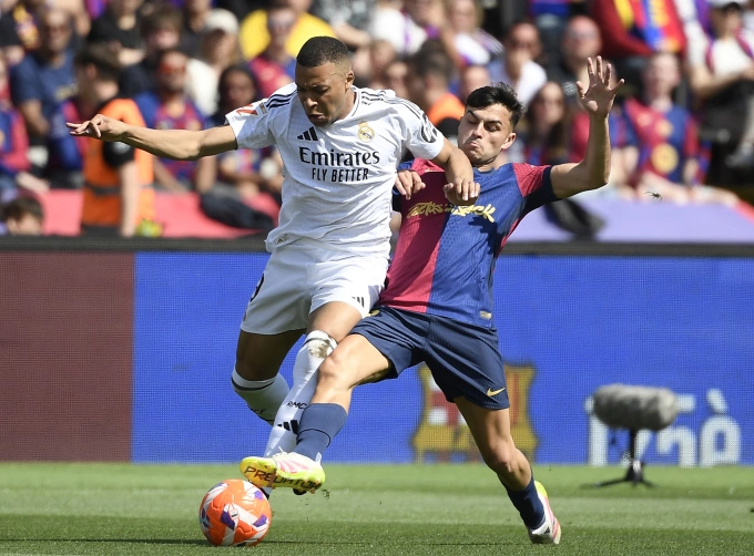Mbappe đi bóng trước sự truy cản của Pedri trong trận Real thua Barca 3-4 ở vòng 35 La Liga ngày 11/5/2025. Mbappe đi bóng trước sự truy cản của Pedri