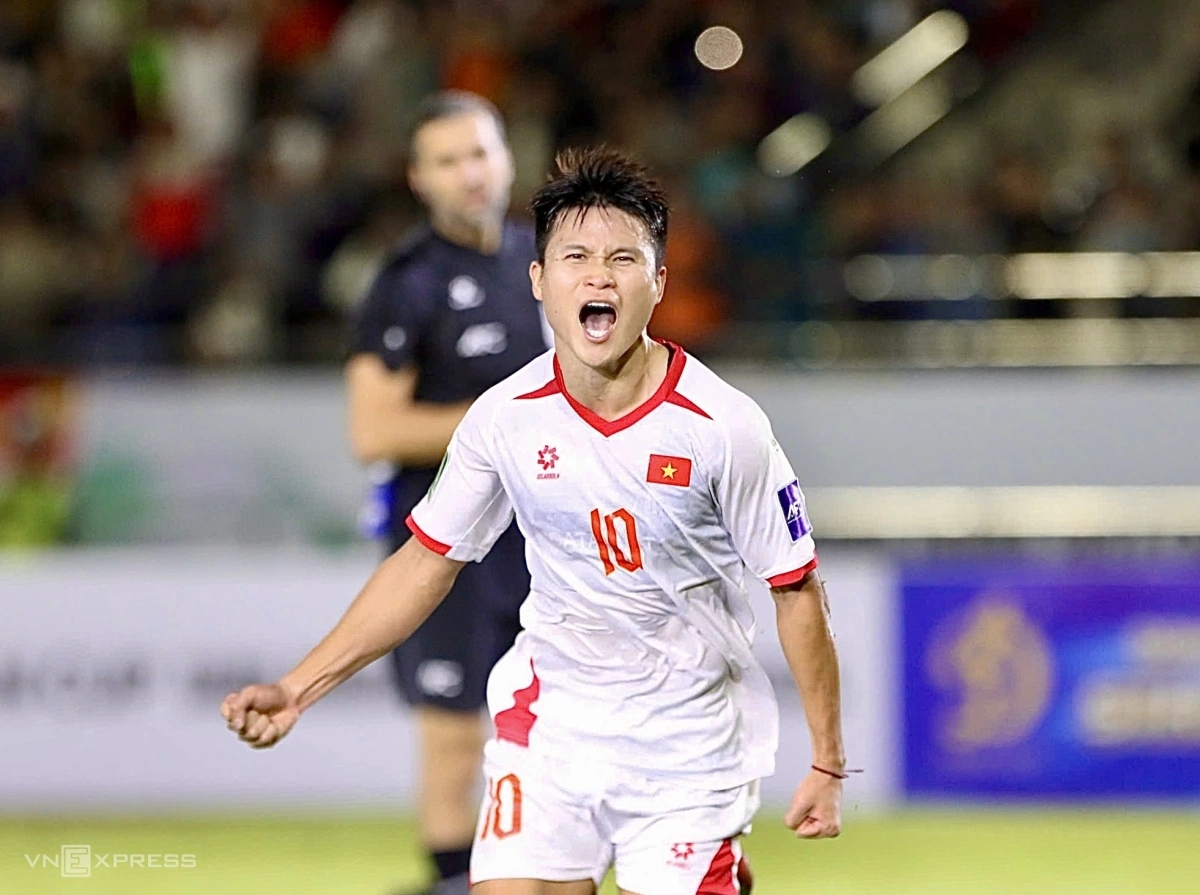 Các cầu thủ Việt Nam trên sân