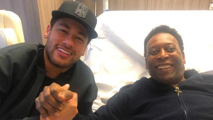 Neymar tới thăm Pele ở bệnh viện tại Paris, Pháp vào tháng 4/2019 Neymar tới thăm Pele ở bệnh viện tại Paris, Pháp năm 2019