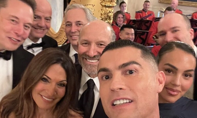 Ảnh selfie của Ronaldo cùng Elon Musk (trái) và nhiều người nổi tiếng khác. Ảnh selfie của Ronaldo cùng Elon Musk (trái) và nhiều người nổi tiếng khác.