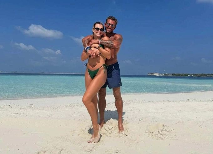 Sabalenka (trái) và bạn trai Frangulis trong kỳ nghỉ ở Maldives, hôm 19/11. Ảnh: Instagram Sabalenka và bạn trai Frangulis tại kỳ nghỉ Maldives