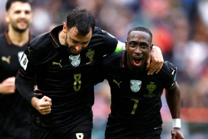 Carlos Forbs (phải) mừng bàn với Bruno Fernandes trong trận Bồ Đào Nha 9-1 Armenia ở vòng loại World Cup hôm 18/11. Ảnh: Socrates Carlos Forbs ăn mừng cùng Bruno Fernandes trong trận đấu Bồ Đào Nha thắng Armenia