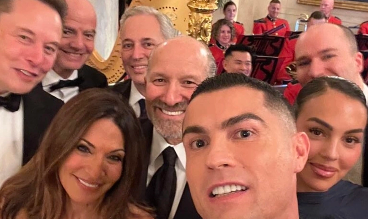 Selfie của Ronaldo cùng Elon Musk và các khách mời