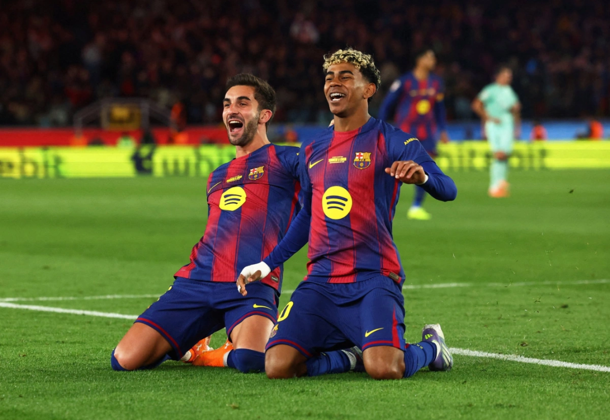 Chelsea vs Barcelona tại Champions League Cầu thủ Chelsea và Barcelona tranh bóng