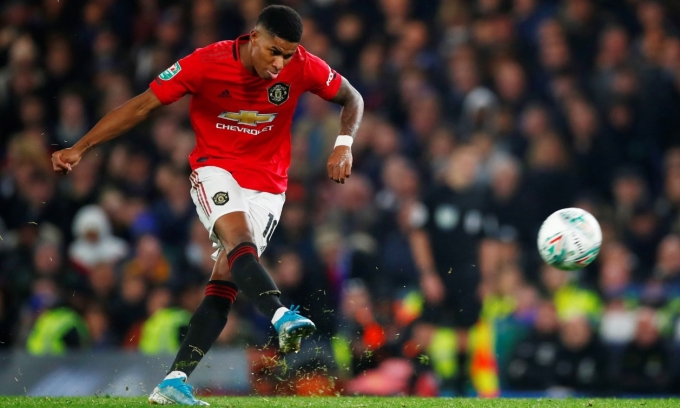 Marcus Rashford sút phạt thành bàn từ cự ly hơn 30 m trong trận Man Utd thắng Chelsea 2-1 ở vòng 4 Cup Liên đoàn mùa 2019-2020. Marcus Rashford thực hiện cú sút phạt ghi bàn vào lưới Chelsea năm 2019