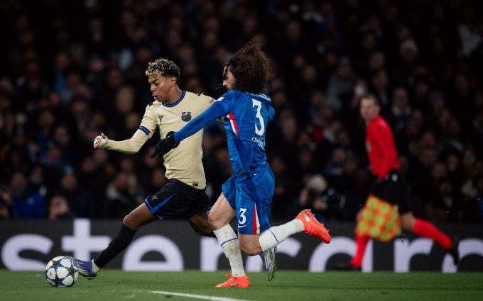 Yamal đi bóng trước sự truy cản của Cucurella Yamal tranh bóng cùng Cucurella trong trận Barca thua Chelsea