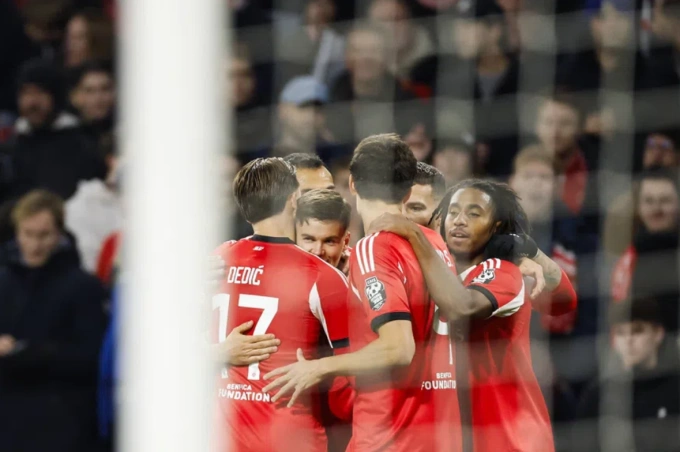 Các cầu thủ Benfica mừng bàn trong trận thắng Ajax 2-0 tại Amsterdam ArenA, Hà Lan ngày 25/11/2025. Benfica ăn mừng bàn thắng