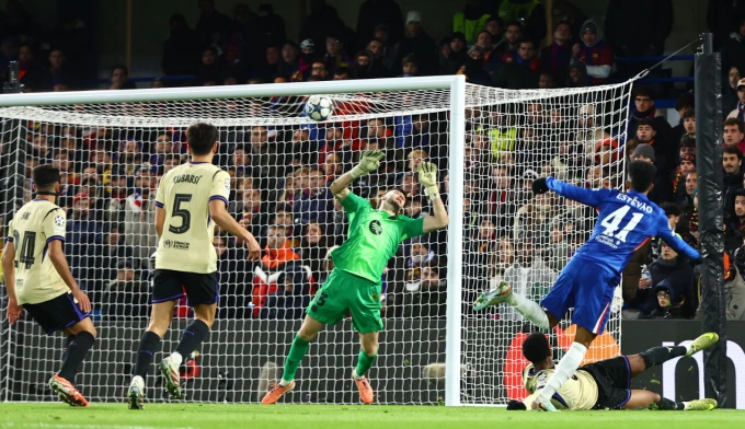 Estevao sút tung nóc lưới Barca. Estevao ghi bàn cho Chelsea trước Barca
