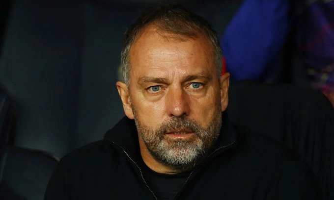 HLV Hansi Flick trong trận Barca gặp Elche trên sân Montjuic, thành phố Barcelona, Tây Ban Nha ngày 2/11/2025. Ảnh: Reuters HLV Hansi Flick trong trận Barca gặp Elche trên sân Montjuic