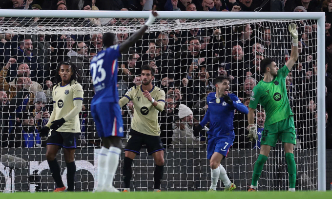 Jules Kounde (trái) sau khi phản lưới nhà ở trận Barca gặp Chelsea trên sân Stamford Bridge, thành phố London, Vương quốc Anh tối 25/11/2025. Ảnh: Reuters Jules Kounde sau pha phản lưới nhà trong trận đấu với Chelsea