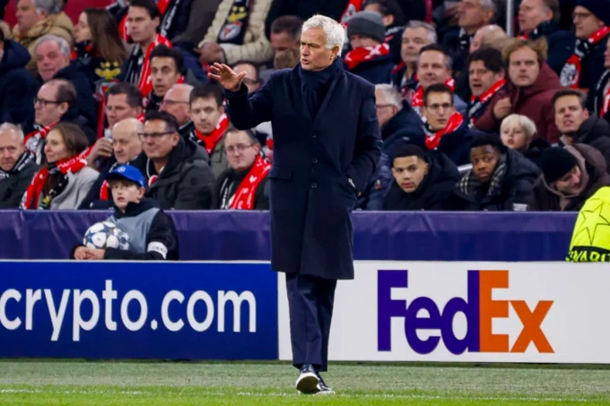 HLV Jose Mourinho chỉ đạo trong trận. HLV Jose Mourinho chỉ đạo