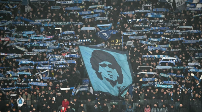CĐV Napoli tri ân Diego Maradona Các CĐV Napoli giơ cao cờ, khăn để tri ân Diego Maradona trong trận thắng Qarabag