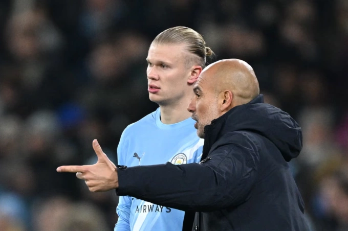 HLV Pep Guardiola đưa Erling Haaland vào sân trong trận Man City thua Leverkusen 0-2 ở lượt năm vòng bảng Champions League trên sân Etihad, Manchester, Anh ngày 25/11/2025. HLV Pep Guardiola đưa Erling Haaland vào sân trong trận Man City thua Leverkusen 0-2 ở lượt năm vòng bảng Champions League trên sân Etihad