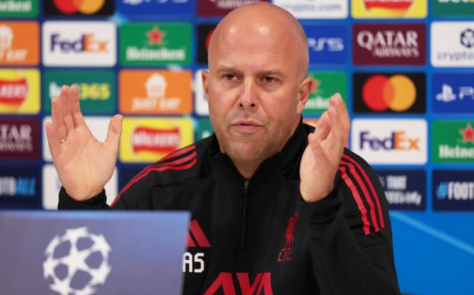 HLV Arne Slot trong buổi họp báo trước trận Liverpool gặp PSV ở lượt năm Champions League ngày 25/11. HLV Arne Slot trả lời họp báo trước trận đấu Champions League