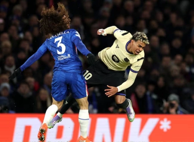 Cucurella (trái) chặn đứng Yamal trong trận Chelsea hạ Barca 3-0 ở lượt thứ năm vòng bảng Champions League tối 25/11. Ảnh: AS Cucurella khóa chặt Yamal trận Chelsea vs Barca