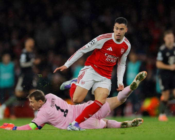 Gabriel Martinelli vượt qua thủ môn Manuel Neuer rồi ghi bàn ấn định tỷ số Gabriel Martinelli ghi bàn cho Arsenal trước Bayern