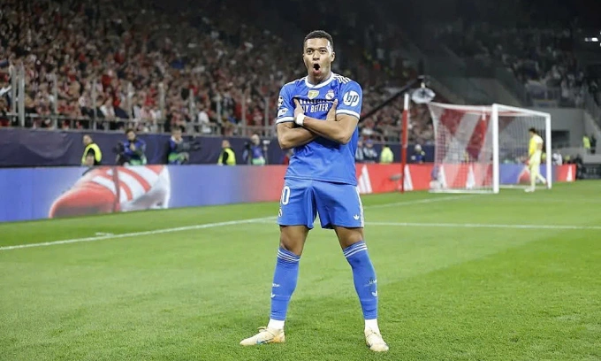 Mbappe mừng bàn thắng trong trận Real gặp Olympiacos trên sân Karaiskakis, thành phố Piraeus, Hy Lạp tối 26/11/2025 Mbappe ăn mừng bàn thắng tại sân Karaiskakis