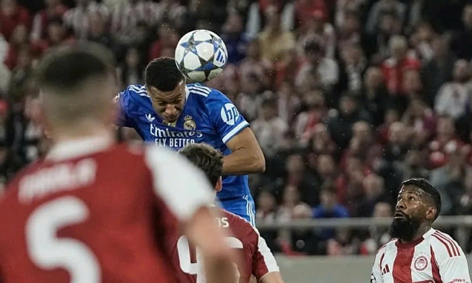 Tình huống đánh đầu ghi bàn của Mbappe Mbappe đánh đầu ghi bàn vào lưới Olympiacos