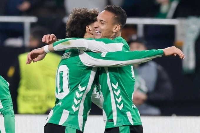 Antony ăn mừng bàn thắng trong trận Betis thắng Utrecht tại Europa League Antony mừng bàn thắng