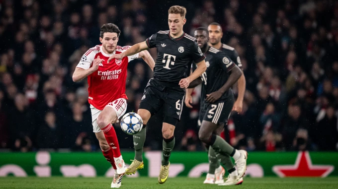Joshua Kimmich đi bóng trong trận Bayern thua Arsenal Joshua Kimmich (áo đen) đi bóng trong trận Bayern thua Arsenal 1-3 trên sân Emirates, London