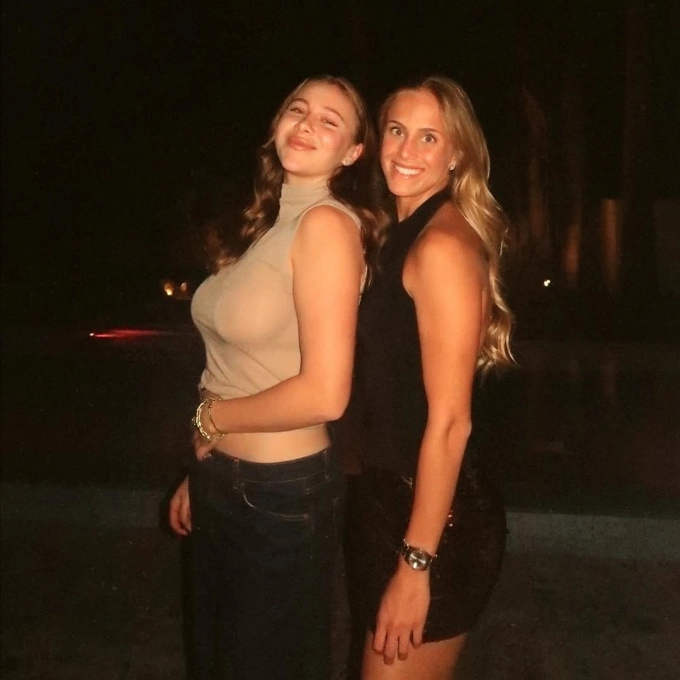 Á quân Wimbledon khoe sắc qua áo xuyên thấu Anisimova (trái) bên người bạn thân trong dịp Lễ tạ ơn tại New York, Mỹ hôm 28/11. Ảnh: Instagram