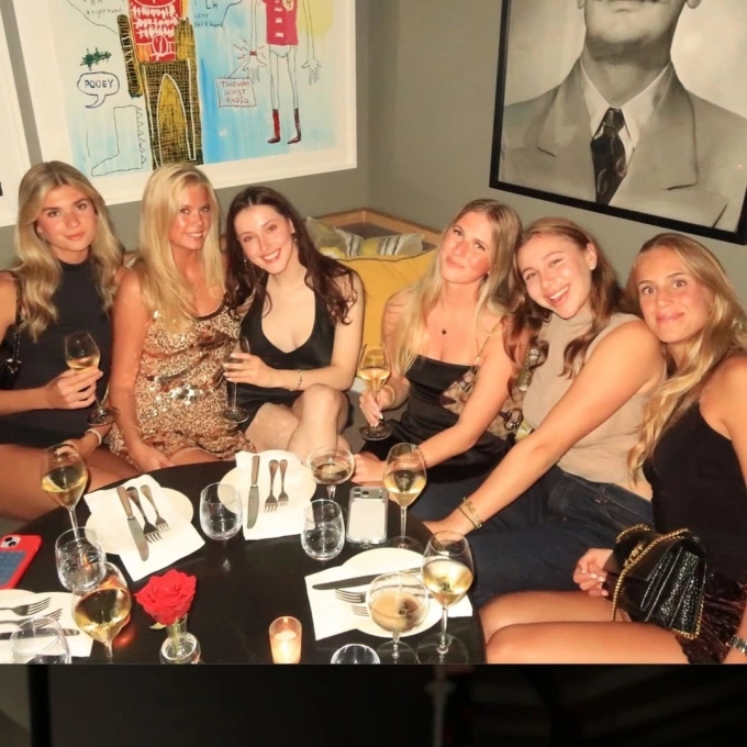 Á quân Wimbledon khoe sắc qua áo xuyên thấu Nhóm bạn thân góp phần giúp Anisimova (thứ hai từ phải sang) dần tìm lại niềm vui trong cuộc sống. Ảnh: Instagram