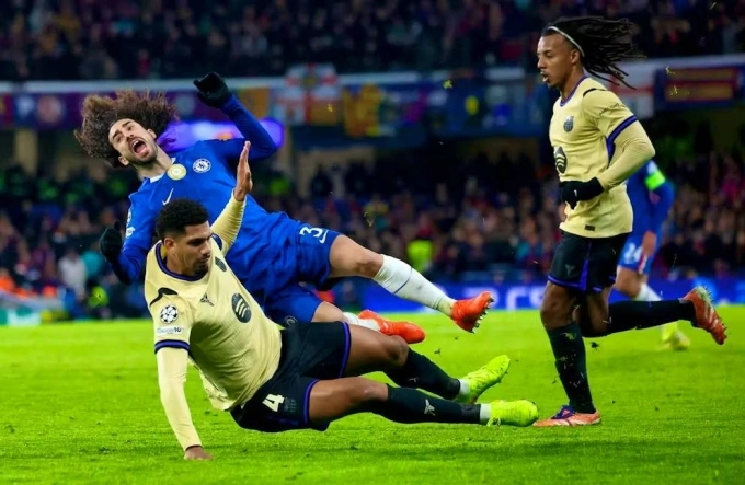 Araujo phạm lỗi với Cucurella và nhận thẻ đỏ trong trận Chelsea 3-0 Barca Araujo phạm lỗi với Cucurella và phải nhận thẻ vàng thứ hai tại trận Chelsea 3-0 Barca